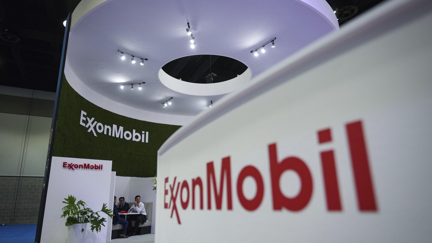 Печалбата на Exxon Mobil намалява през първото тримесечие, тъй като цените на природния газ падат