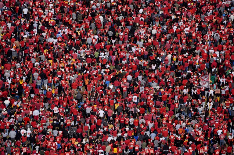 Les fans regardent les Chiefs de Kansas City célébrer lors de leur rassemblement de victoire à Union Station à Kansas City, Missouri, le mercredi 14 février 2024. Les Chiefs ont battu les 49ers de San Francisco dimanche lors du match de football NFL Super Bowl 58.  (Photo AP/Charlie Riedel)