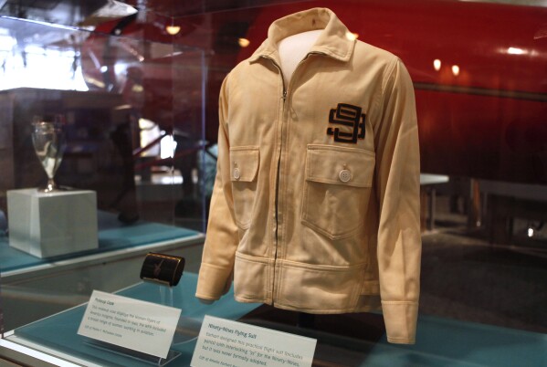   Une veste de combinaison de vol conçue par Amelia Earhart est exposée au Smithsonian's National Air and Space Museum à Washington, le mardi 16 novembre 2010, après une refonte de l'une des galeries originales du musée, la 