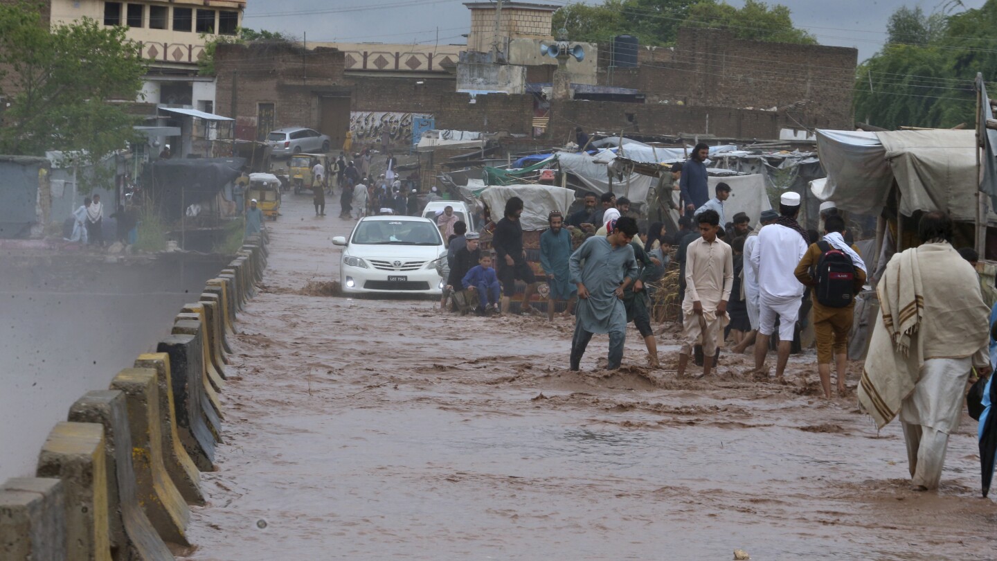 ПЕШАВАР Пакистан АП — Светкавици и проливни дъждове доведоха до