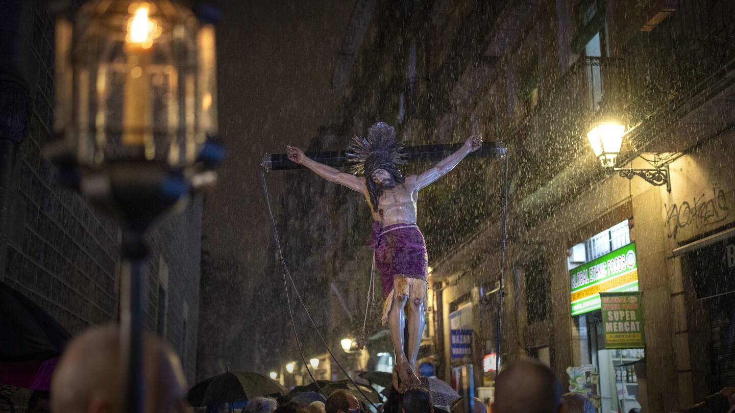 Религиозна процесия в Барселона празнува дъжда по време на тежка суша в североизточна Испания