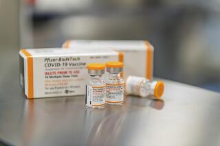 Fotografía de octubre de 2021 facilitada por Pfizer muestra frascos de su vacuna contra COVID-19 para niños en Puurs, Bélgica. Los frascos especiales tienen tapa color naranja para distinguirlas de la vacuna adulta. (Pfizer vía AP)