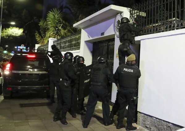 Police break into the Mexican embassy in Quito, Ecuador, Friday, April 5, 2024. The raid took place hours after the Mexican government granted former Ecuadorian Vice President Jorge Glas political asylum. (AP Photo/David Bustillos)