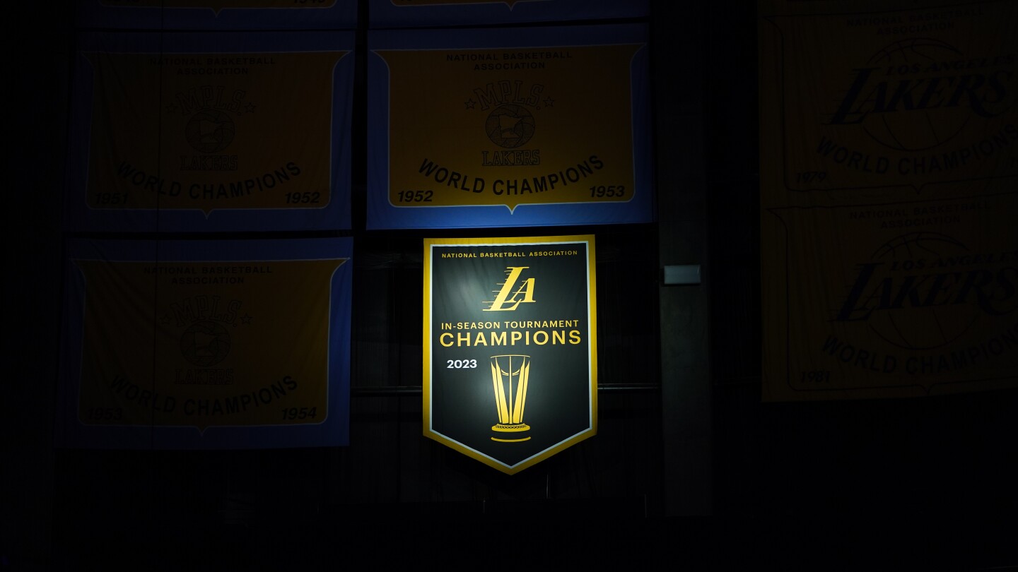 Лейкърс окачиха скромен банер, за да отпразнуват победата си в първия турнир в рамките на сезона на НБА