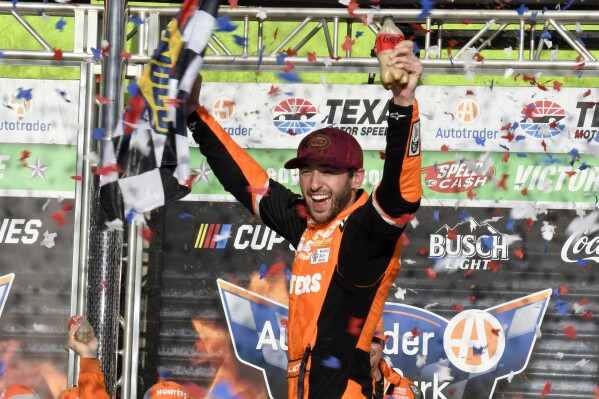 2024年4月14日，星期日，在得克萨斯州沃思堡的得克萨斯汽车赛道上，大通·埃利奥特（Chase Elliott）在纳斯卡杯系列赛（NASCAR Cup Series）汽车比赛中庆祝胜利。（美联社照片/Randy Holt）