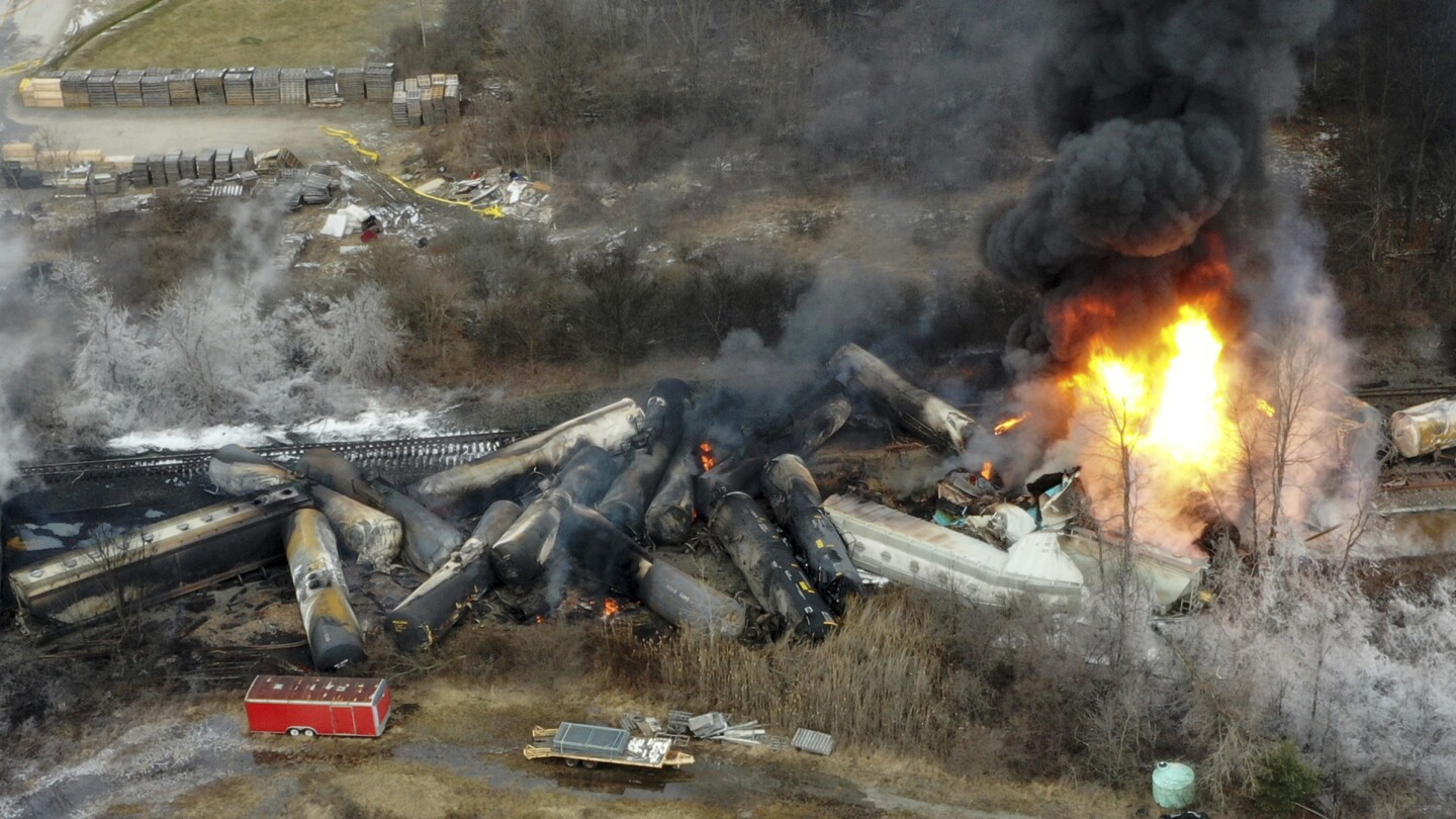 Байдън ще посети общност в Охайо, която беше опустошена от дерайлиране на огнен влак преди почти година
