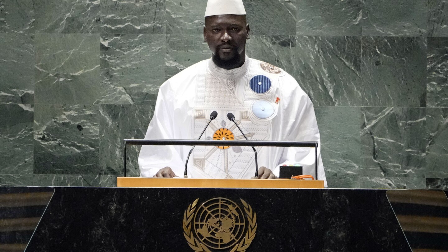 КОНАКРИ Гвинея AP — Военните лидери в Гвинея разпуснаха правителството