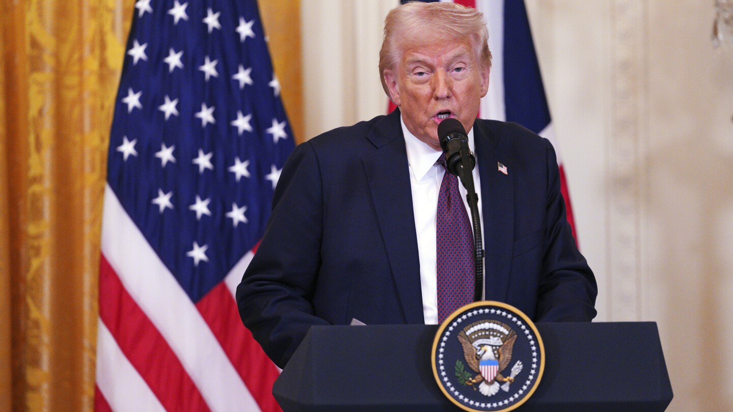 Jueza determina que intento de Trump de destituir a director de agencia de vigilancia es ilegal