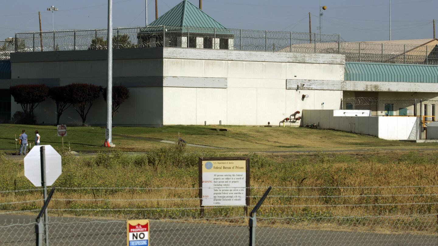 ВАШИНГТОН (AP) — В един от единствените федерални затвори за