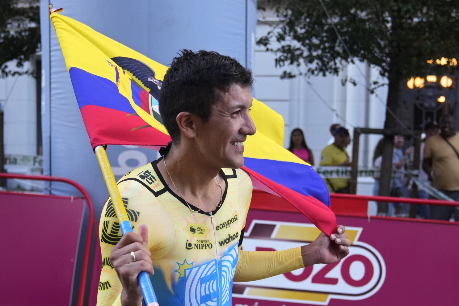 Richard Carapaz se retira del Mundial de ciclismo por motivos familiares |  AP News