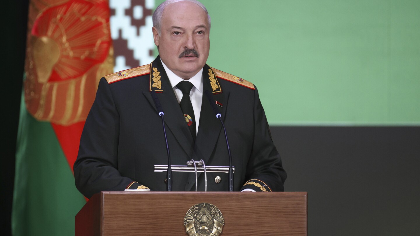 Докато Беларус гласува на строго контролирани избори, нейният лидер обвинява Запада в подхранване на безредици