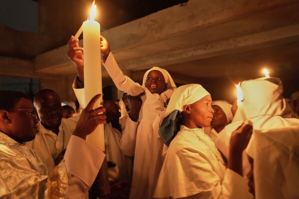 Các tín đồ Cơ đốc giáo của Hội Truyền giáo Legio Maria Châu Phi, tham dự Thánh lễ Vọng Phục sinh tại khu định cư không chính thức Kibera ở Nairobi, Kenya, thứ Bảy, ngày 19 tháng 4 năm 2025. (Ảnh AP/Brian Inganga)