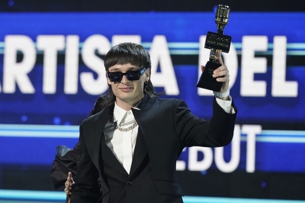Peso Pluma recibe el premio al artista del año, debut, en los Premios Billboard de la Música Latina el jueves 5 de octubre de 2023, en Coral Gables, Florida. (Foto AP/Marta Lavandier)