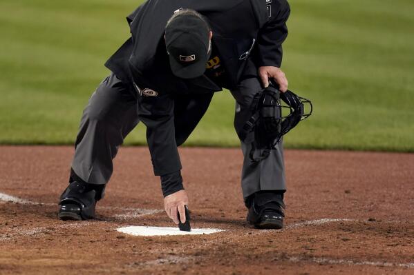Joe West sets umpire record, is booed at Cardinals-White Sox game