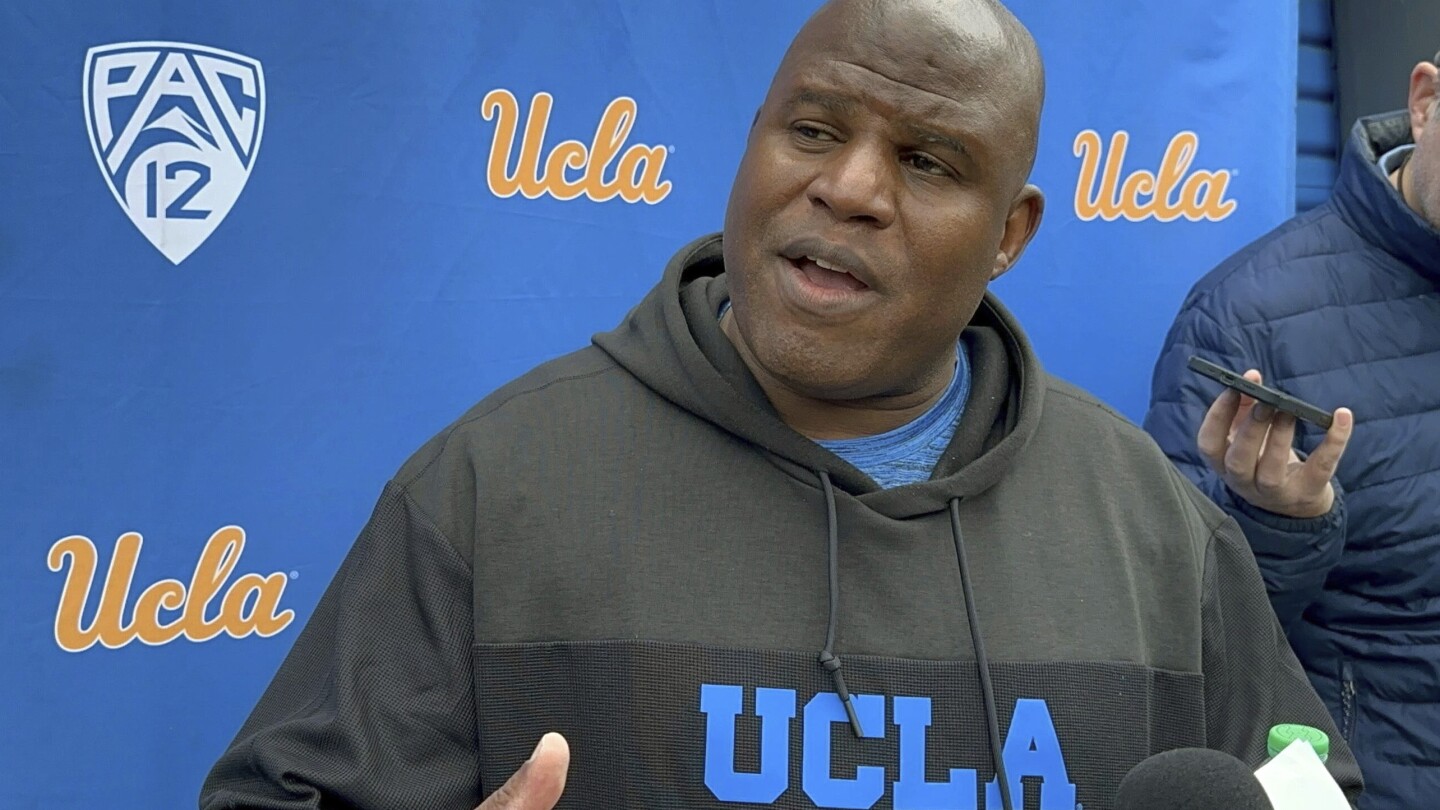 Обратно на училище: Ерик Биниеми започва да оценява нарушението на UCLA по време на пролетните тренировки