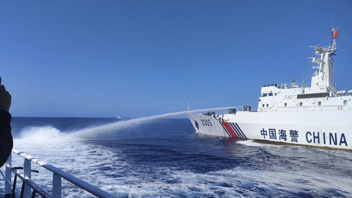 Филипините казват, че китайската брегова охрана е нападнала нейни кораби с водни оръдия за втори ден
