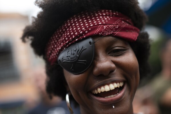 Un juerguista vestido de pirata participa en una fiesta callejera previa al Carnaval en Río de Janeiro, Brasil, el domingo 28 de enero de 2024. (Foto AP/Bruna Prado)