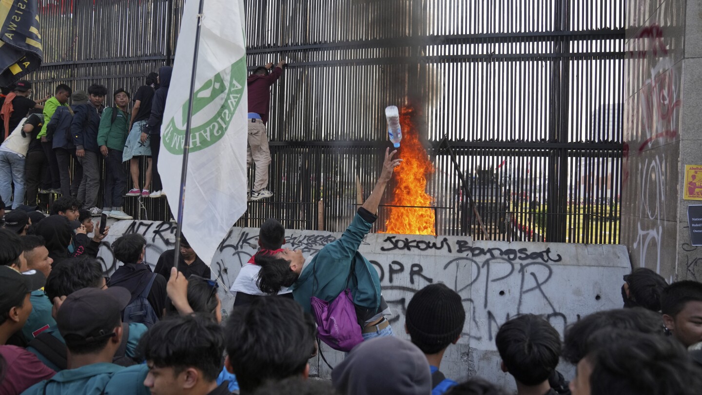 La ratificación de las enmiendas a la ley electoral de Indonesia se pospuso después de que los manifestantes intentaran irrumpir en el Parlamento.