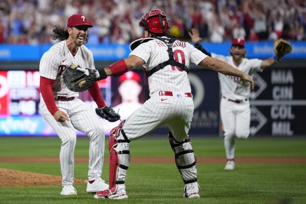 Phillies cheers to Michael Lorenzen 🥂 No hitter tonight in home