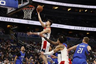 El alero de los Wizards de Washington, Deni Avdija, dispara en la primera mitad del partido ante el Magic de Orlando, el domingo 9 de enero de 2022, en Orlando, Florida. (AP Foto/Scott Audette)