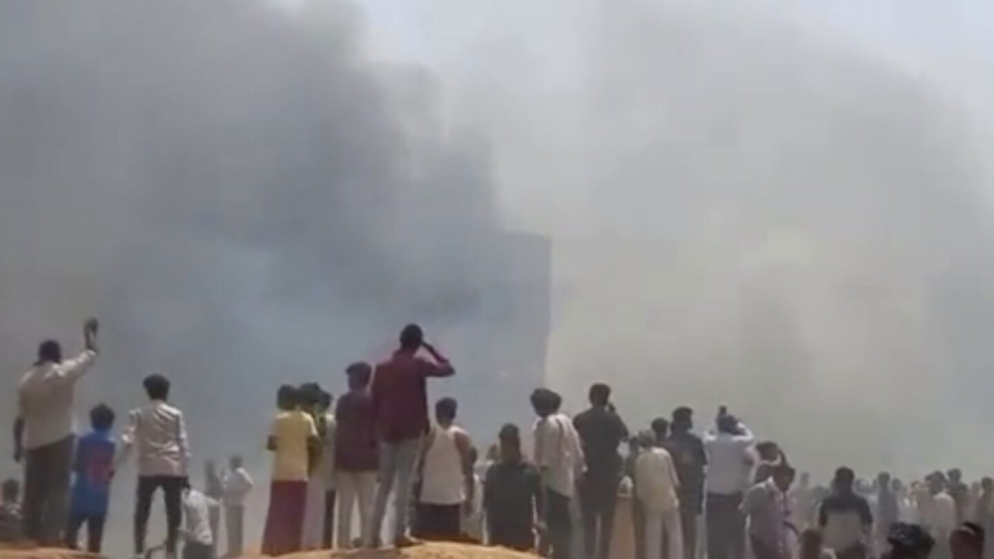Un avión de Air India con destino a Londres se estrella en Ahmedabad, India, con más de 240 personas