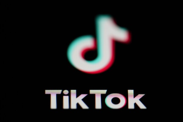 El logo de TikTok en un teléfono celular el 28 de febrero de 2023. (Foto AP/Matt Slocum)