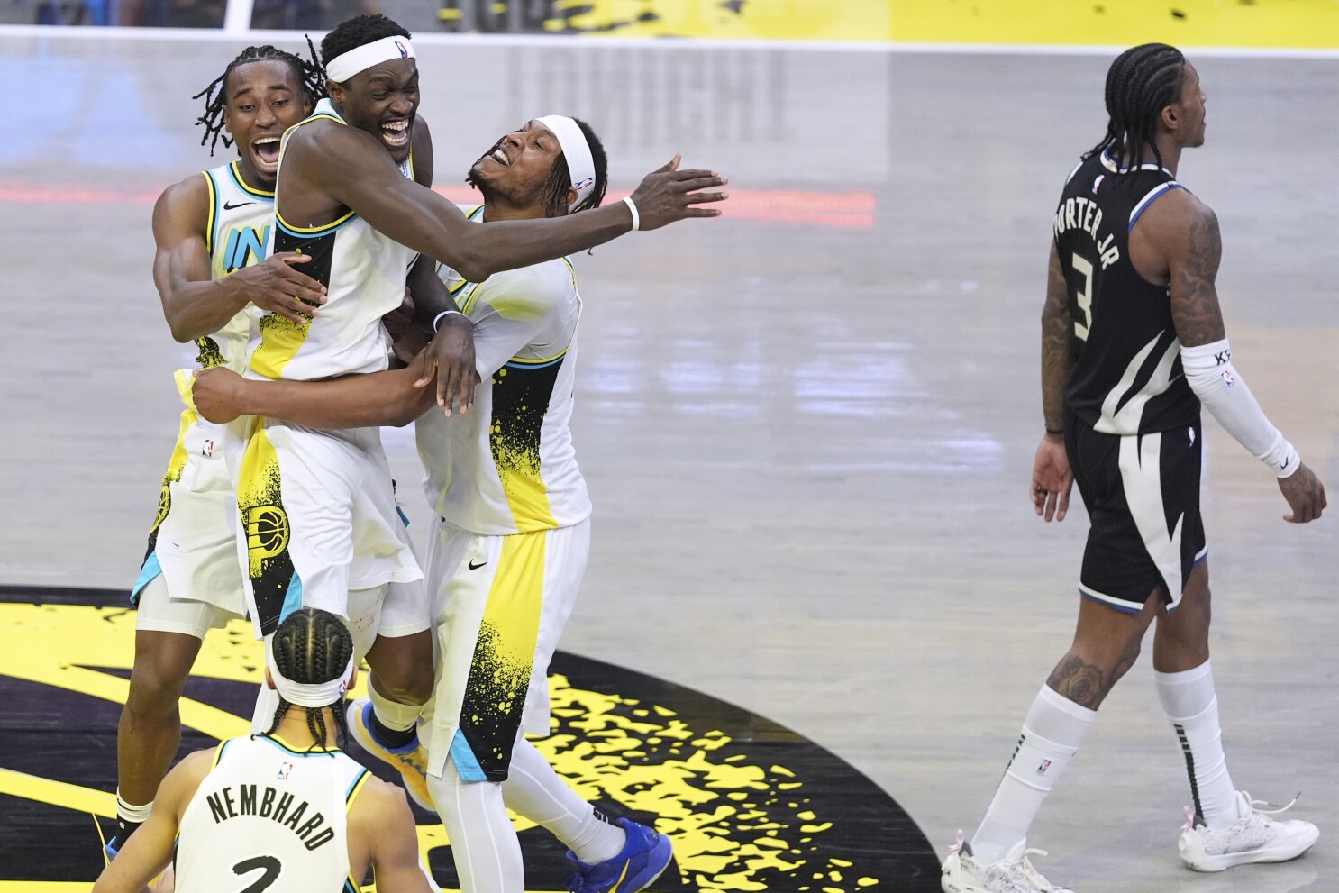 Haliburton y Pacers eliminan a Bucks de los playoffs, al triunfar por 119-118 en tiempo extra