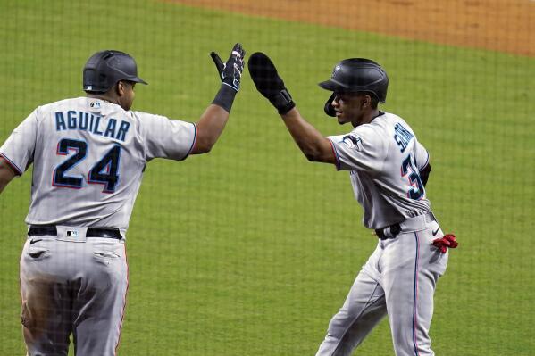 WATCH: Eric Hosmer smacks go-ahead single against Marlins