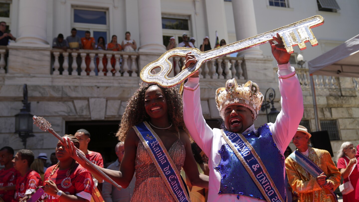 Rio's Carnival kicks off as mayor gives key to the city to King Momo