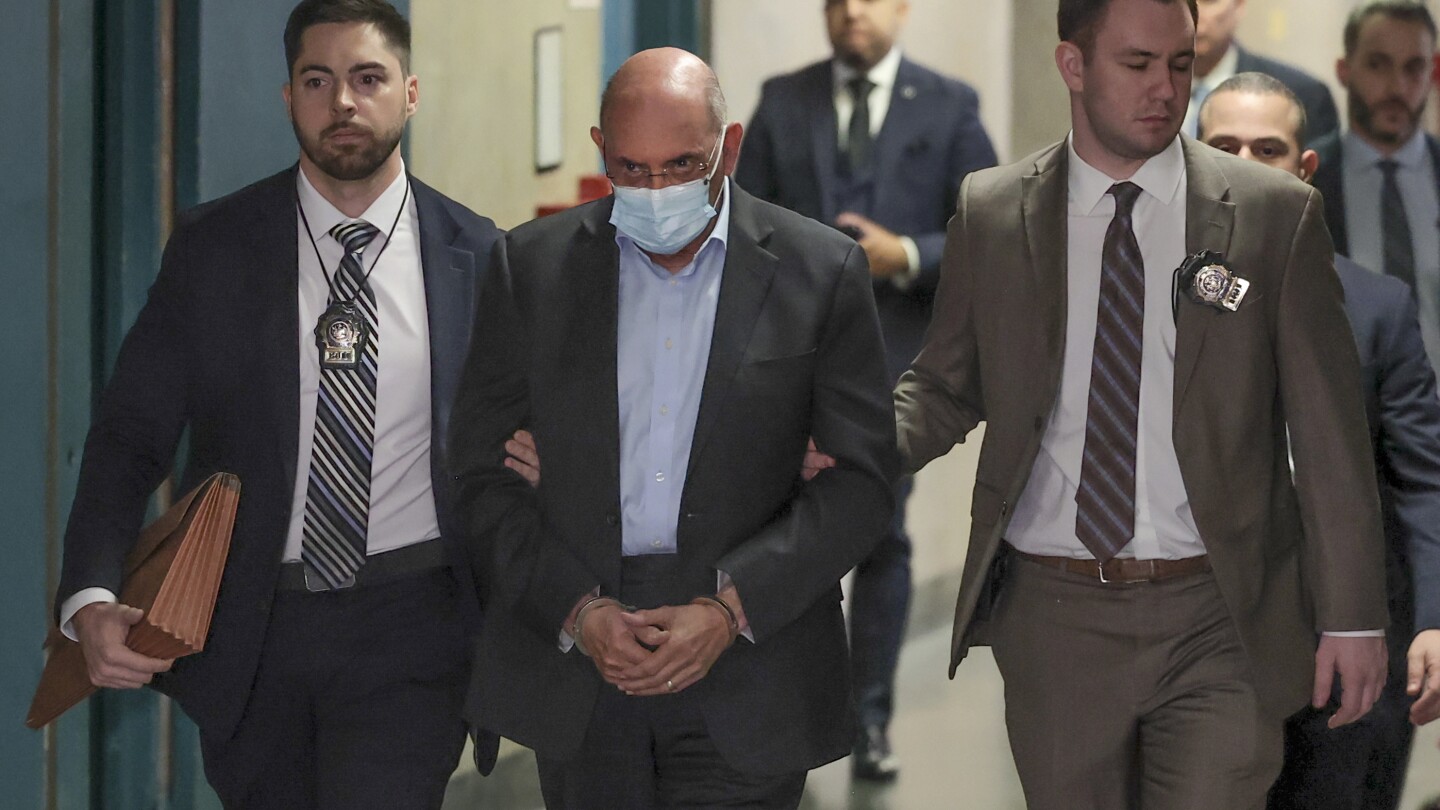 El ex director ejecutivo de Trump, Alan Weiselberg, se declara culpable de perjurio