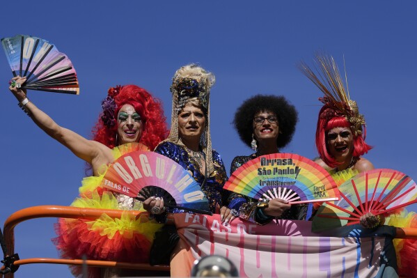 Varias personas participan en el desfile anual del Orgullo Gay el domingo 2 de junio de 2024, en Sao Paulo. (AP Foto/André Penner)