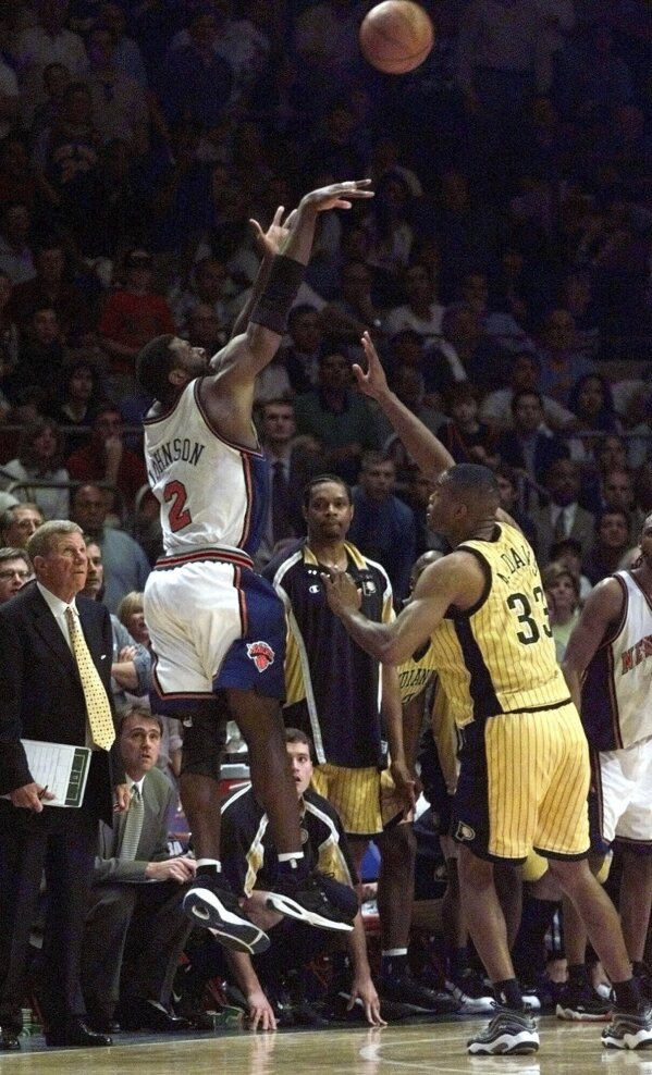 Johnson lanzó un triple que superó a Antonio Davis (33) de los Indiana Pacers en los últimos segundos. (Foto AP/Ron Frehm)