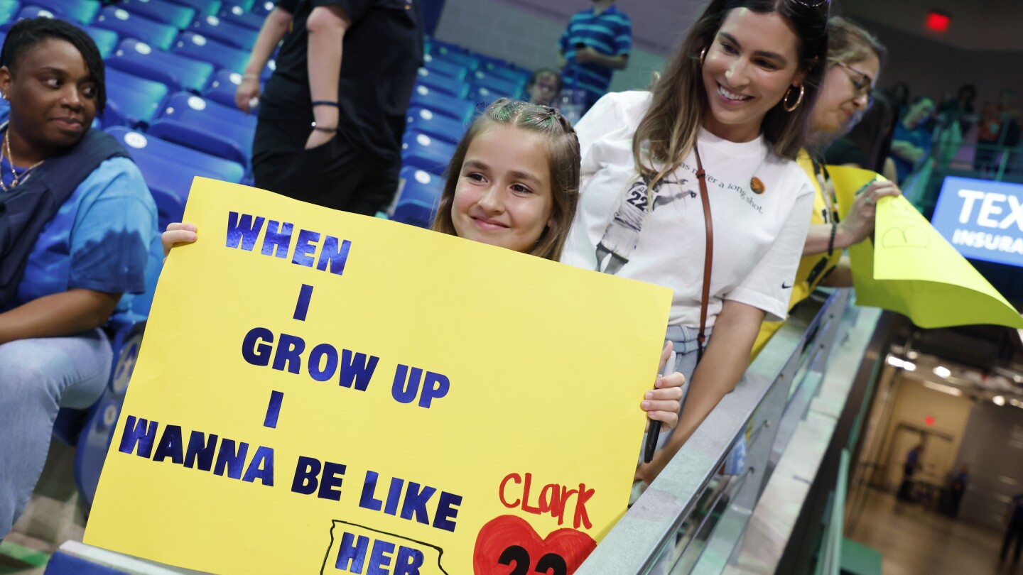 Caitlin Clark, Indiana Fever възприема идеята за използване на чартърни полети за WNBA пътувания
