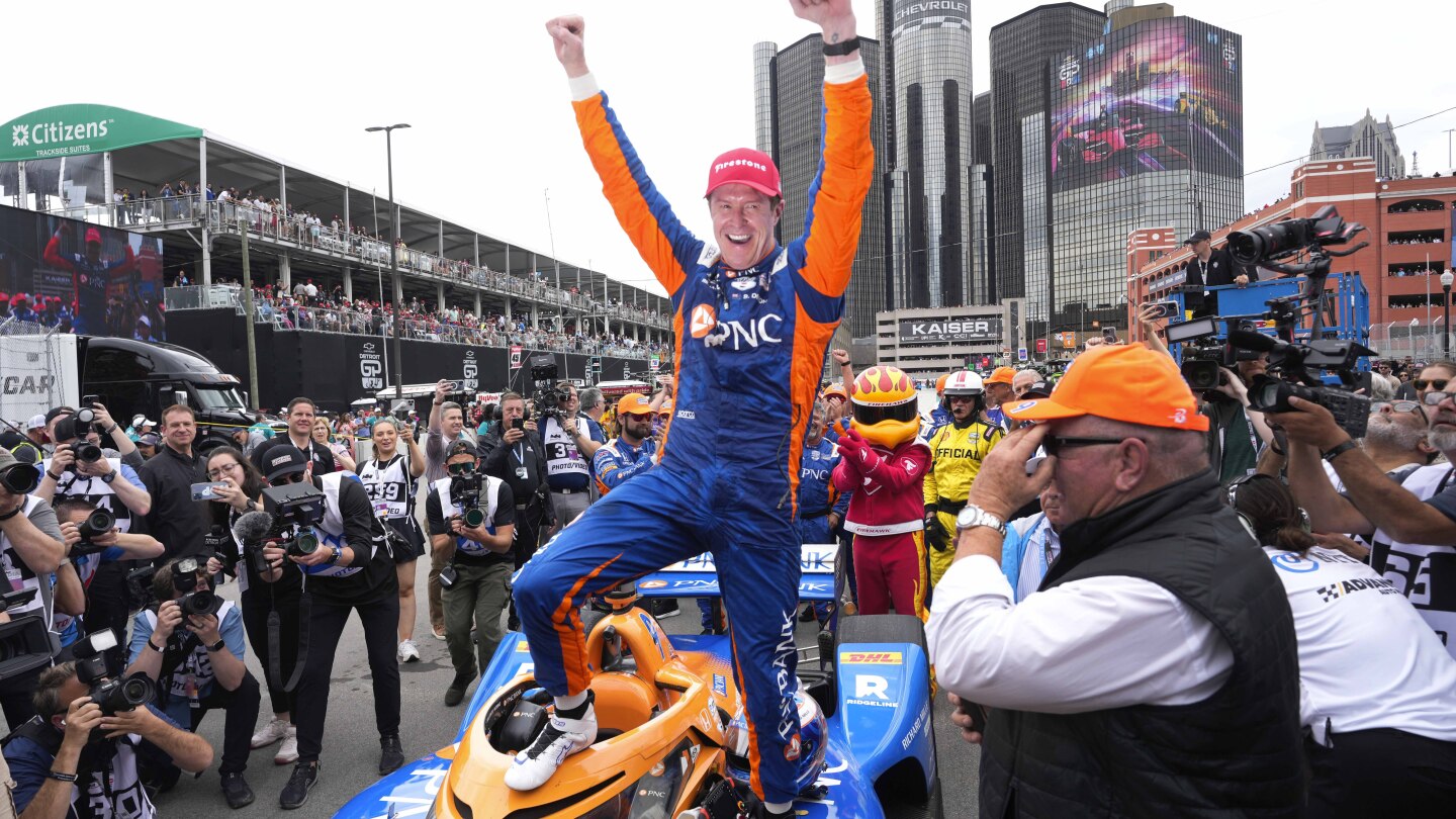 Скот Диксън спечели рекордно 4-то Гран при на Детройт, ставайки първият пилот на IndyCar, спечелил 2 този сезон