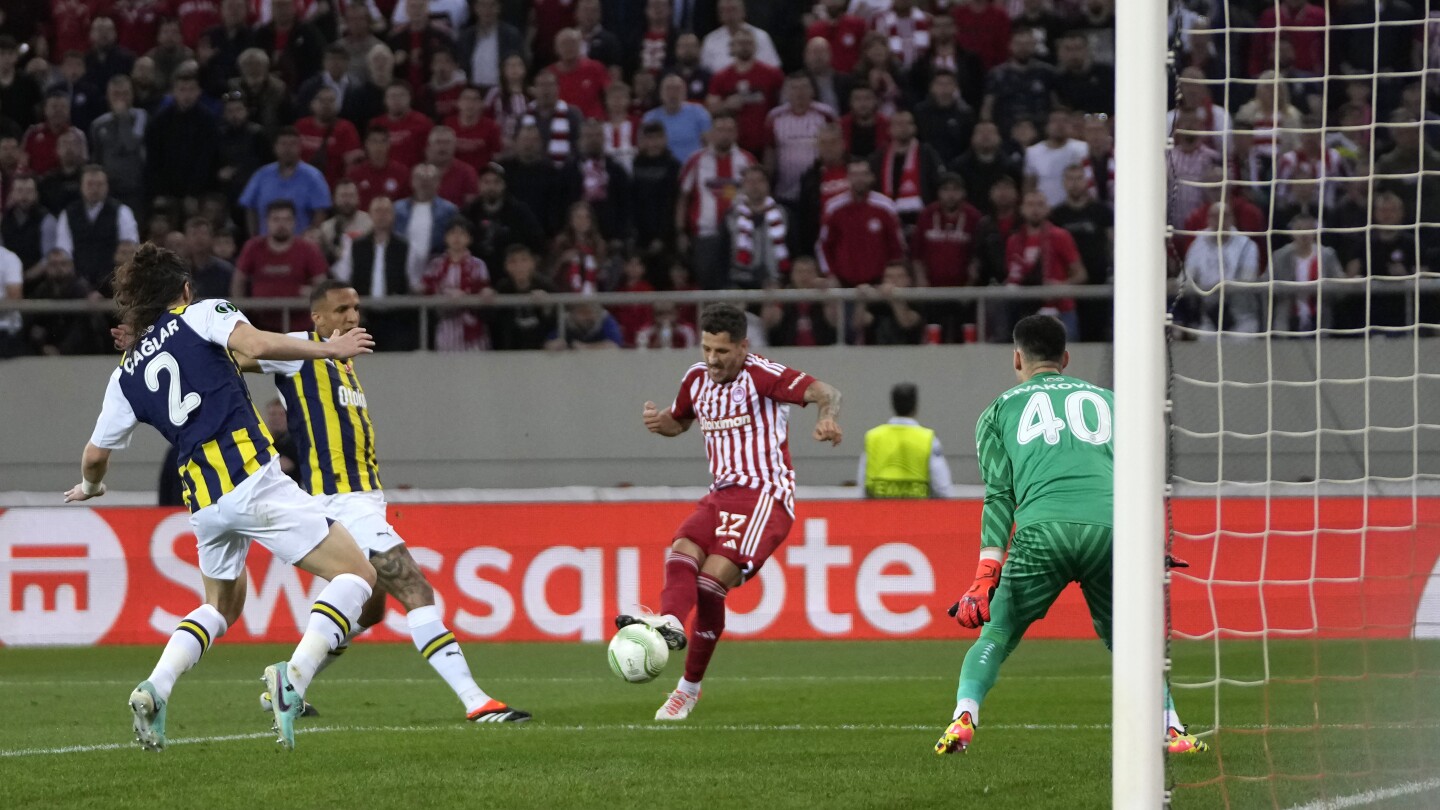 Олимпиакос побеждава Фенербахче с 3-2 в четвъртфиналите на Лига на конференциите Европа, Пилзен държи Фиорентина с 0-0