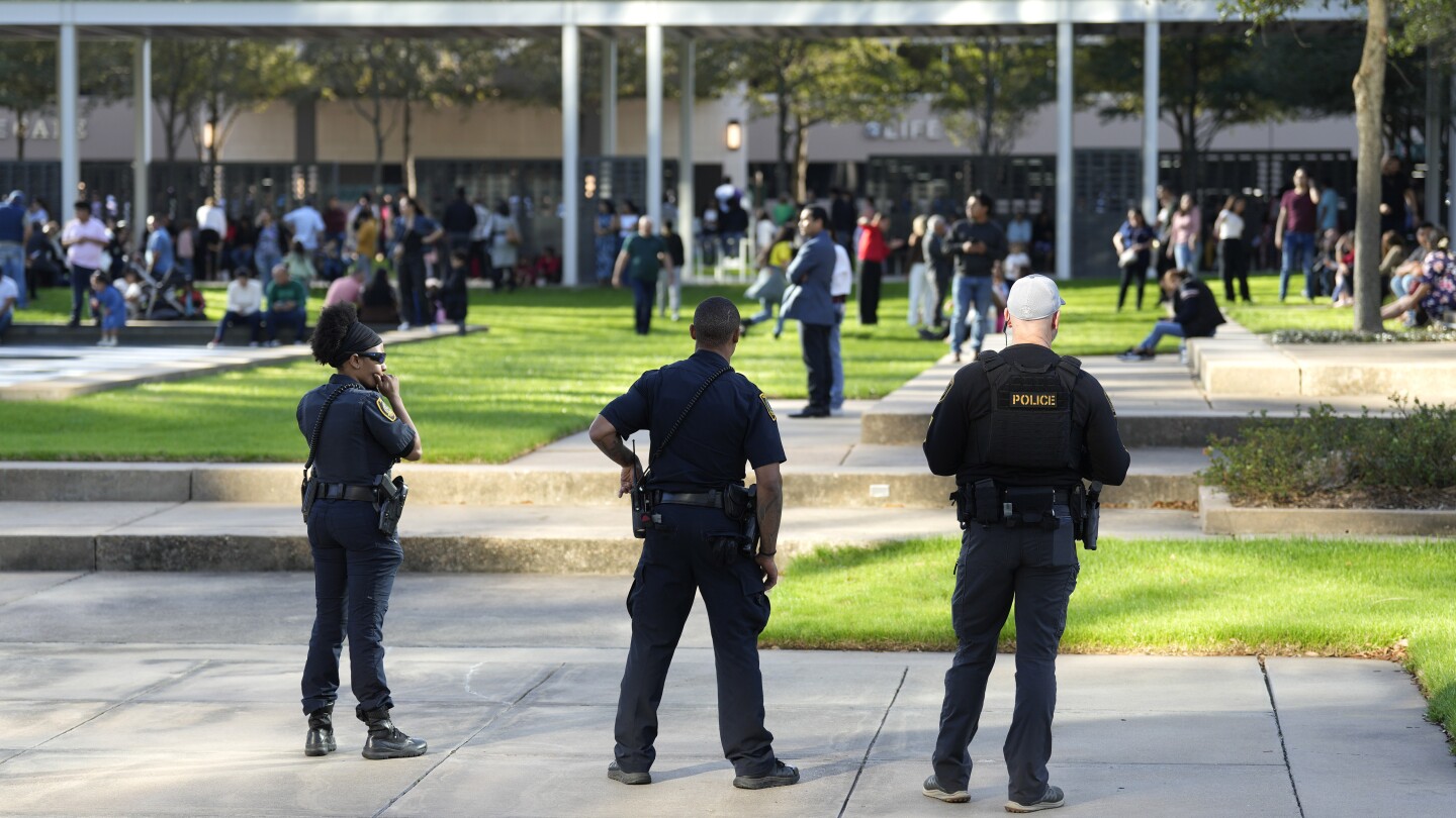 Какво трябва да знаем за стрелба в мегацърквата на Джоел Остийн в Тексас по време на неделните служби