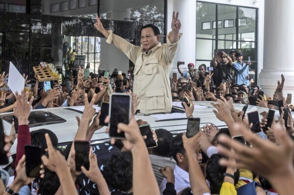 Başkan adayı Prabowo Subianto, 13 Ocak 2024 Cumartesi günü Endonezya'nın Kuzey Sumatra kentindeki Medan'da düzenlenen bir kampanya mitinginde destekçilerini selamlıyor. Endonezya'nın giden ünlü başkanıyla ve onun diktatörlük geçmişiyle bağları olan eski ve zengin bir general olan Savunma Bakanı Subianto, geri çekilmeye hazır görünüyor bundan sonra bir sonraki başkanı olacak... Resmi olmayan istatistikler, ilk tur oylamada açık bir çoğunluk elde ettiğini gösterdi.  (AP Fotoğrafı/Binsar Bakkara, Dosya)
