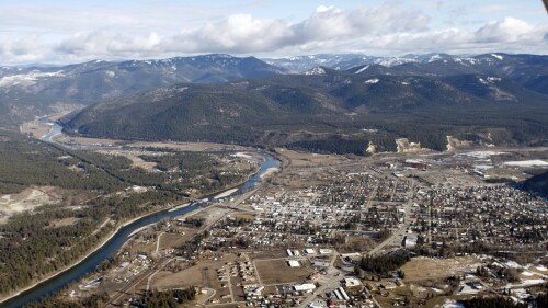 ARCHIVO - Vista del pueblo de Libby, Montana, 17 de febrero de 2010. Un gran ferrocarril hallado parcialmente responsable de contaminación con amianto en una población en Montana intenta convencer a un jurado federal que una clínica local presentó cientos de denuncias por amianto para personas que no se enfermaron. (AP Foto/Rick Bowmer, File)