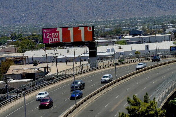 Un panneau d'affichage numérique affiche une température non officielle, lundi 17 juillet 2023, au centre-ville de Phoenix.  (AP Photo/Matt York)