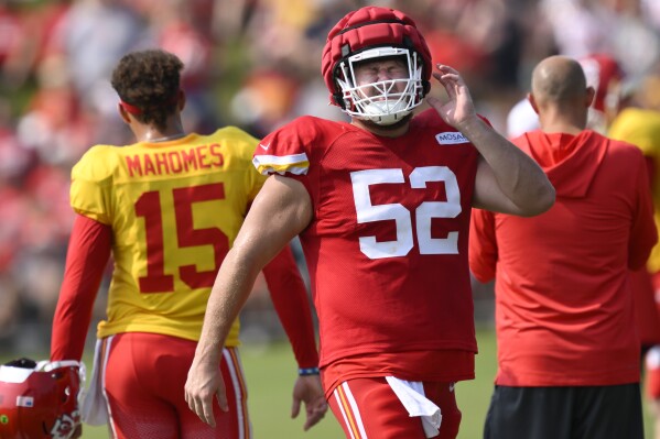 Chiefs make Creed Humphrey NFL's highest-paid center with 4-year, $72 million deal, AP source says | AP News