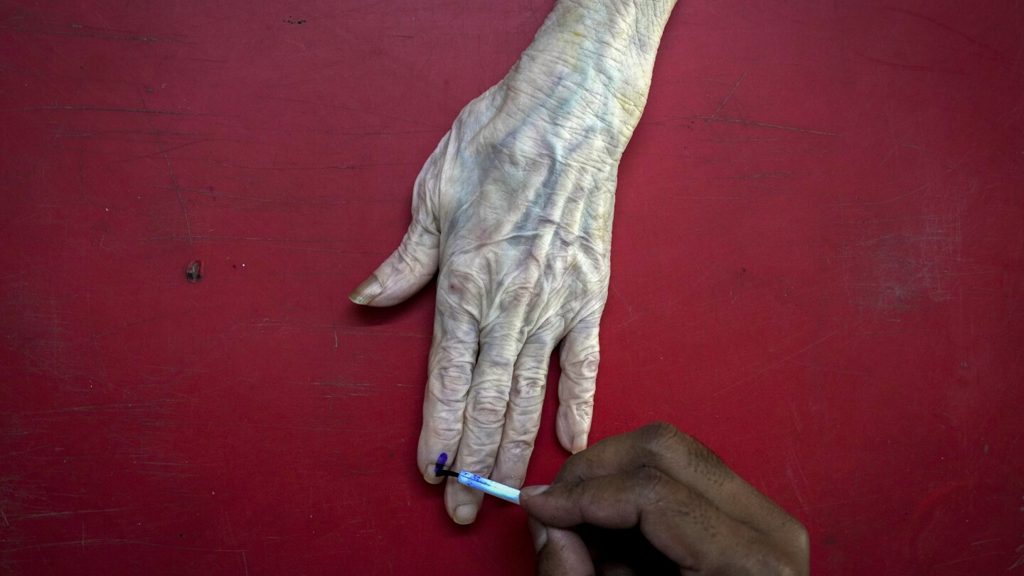 Снимки на AP: Най-големите избори в света приключват в Индия