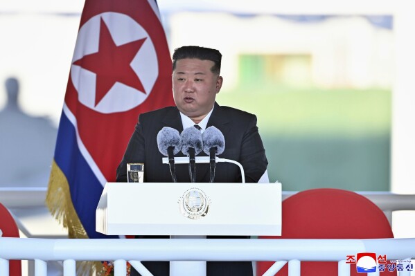 Trong bức ảnh này do chính phủ Bắc Triều Tiên cung cấp, nhà lãnh đạo Kim Jong Un phát biểu trong lễ hạ thủy tàu khu trục hạm mới tại một cảng phía tây ở Nampo, Bắc Triều Tiên, vào ngày 25 tháng 4 năm 2025. Các nhà báo độc lập không được phép đưa tin về sự kiện được mô tả trong hình ảnh này do chính phủ Bắc Triều Tiên phân phối. Nội dung của hình ảnh này là như đã cung cấp và không thể xác minh độc lập. Hình mờ tiếng Hàn trên hình ảnh do nguồn cung cấp có nội dung: "KCNA" là chữ viết tắt của Korean Central News Agency. (Korean Central News Agency/Korea News Service qua AP, File)