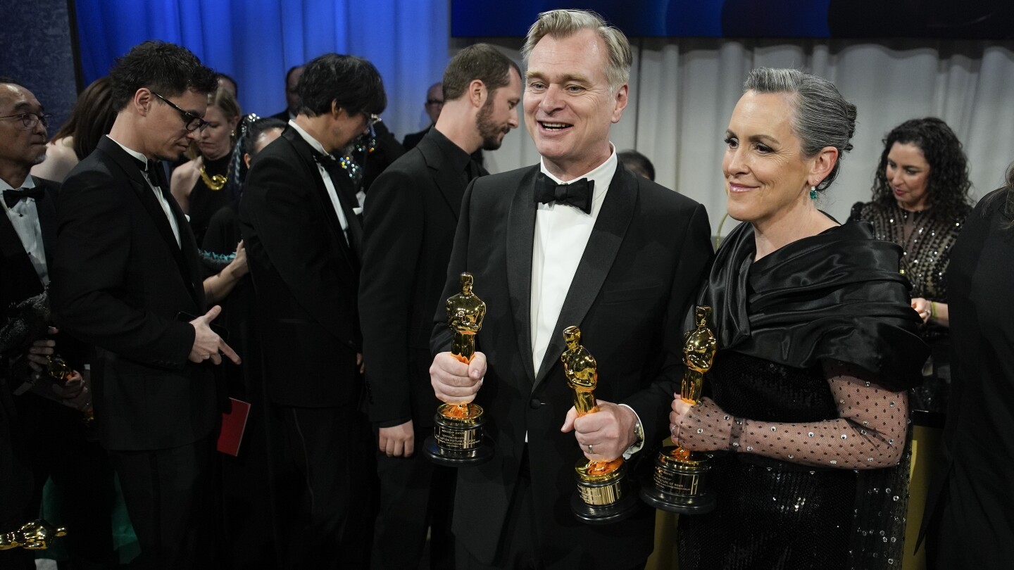 Екипът на „Опенхаймер“ се държи тихо, други победители се наслаждават на афтърпартито на „Оскар“ на Vanity Fair