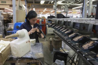 ARCHIVO - Una mujer trabaja en una maquiladora de calzado en León, México, el 7 de febrero de 2023. (AP Foto/Mario Armas, Archivo)