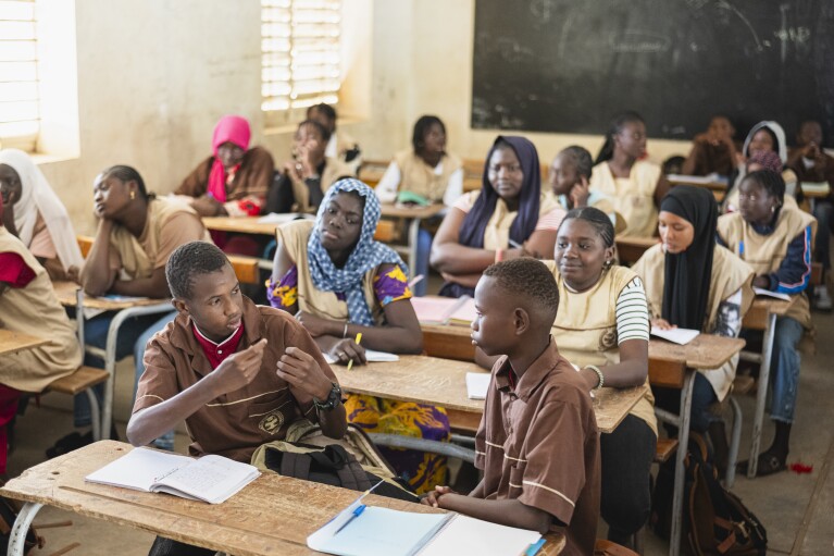 Mouhamed Sall, sordo, se comunica mediante lengua de signos en la escuela secundaria pública Guinaw Rail Sud en Pikine, Senegal, el lunes 18 de marzo de 2024. Sall y otros tres estudiantes forman parte de un nuevo enfoque en un pequeño número de escuelas de Senegal. que sientan a los sordos y con problemas de audición con el resto de la clase.  (Foto AP/Sylvain Cherkaoui)