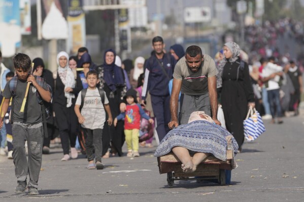 Palestinians flee to the southern Gaza Strip on Salah al-Din Street in Bureij, Gaza Strip, on Wednesday, November 8, 2023. ( APPhoto/Hatem Moussa)