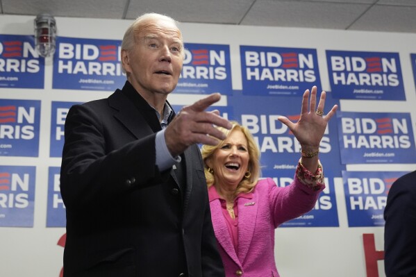 El presidente Joe Biden, izquierda, y la primera dama Jill Biden recorren la sede de la campaña de Biden en Wilmington, Delaware, el sábado 3 de febrero de 2024. (Foto AP/Alex Brandon)