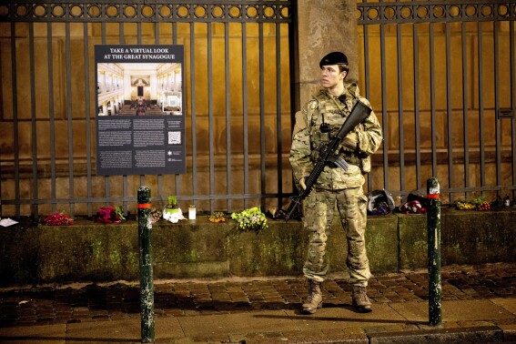 FILE - A soldier of the Danish Army (Forsvaret) guards the Copenhagen Synagogue, Saturday Dec. 16, 2023. The number of antisemitic incidents registered in Denmark since the Oct. 7 attack on Israel that that ignited the war in Gaza has never been as high, with the head of the Scandinavian country's small Jewish community calling it the biggest wave since APWar II. The figures are in par with what has been reported in other European countries. (Nils Meilvang/Ritzau Scanpix via 番茄直播, File)
