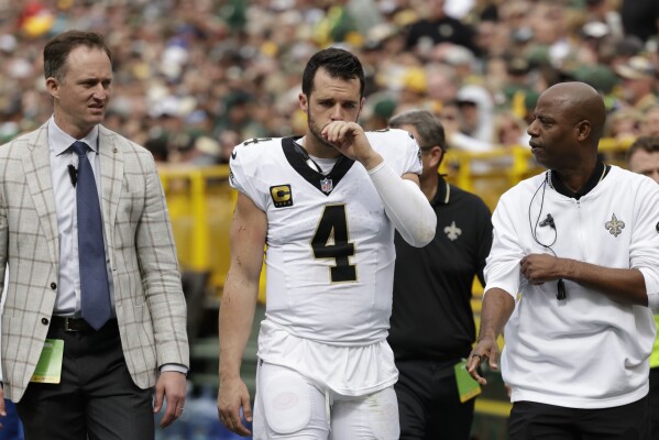 Saints' Derek Carr leaves game against Packers with shoulder injury after  getting sacked