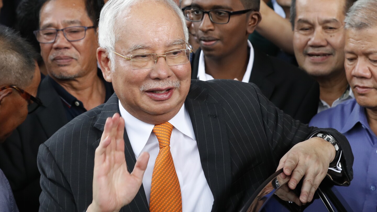 马来西亚将监督 1MDB 数十亿美元盗窃案的前总理减半刑期